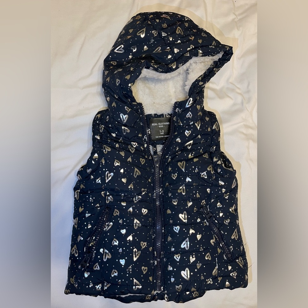 Girls Puffer Vest
Real Clothing 
Size 1-2 years
Clolor Navy with silver